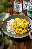 Hähnchen-Ananas-Curry mit Reis