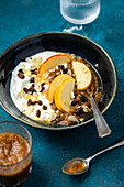 Joghurt mit Apfelkompott, Rosinen und Mandelblättchen