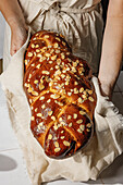 Tsoureki - traditionelles griechisches Osterbrot