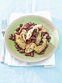 Salat aus Kidneybohnen, Artischocken und Tintenfisch