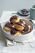 Mini-Krapfen mit Kastaniencreme und Schokoladenglasur