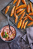 Vegane Süßkartoffel-Sesam-Wedges mit Lupinen-Rote-Bete-Hummus