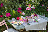 Sommerlicher Kaffeetisch im Garten mit üppiger Pfingstrosen-Deko