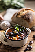 Traditionelle Bohnensuppe mit großen Bohnen, Rauchfleisch, Kartoffeln und Möhren