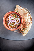 Paneer Kucha Cholle mit Naan (Indien)