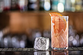 Drei Paloma-Cocktails, garniert mit Grapefruit und Rosmarin