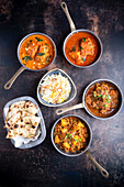 Verschiedene Currys mit Reis und Naan (Indien)