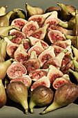 Whole and halved figs (close-up)