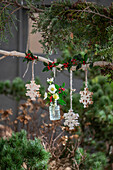 Winterdeko im Garten, Eiskristallanhänger, Flacon mit Stechpalme (Ilex meserveae) 'Blue Maid'  und Christrosen (Helleborus niger)