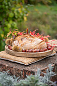 Selbstgebackenes Brot mit Maroni und Weinranke