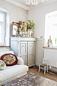 Shabby-Chic-Wohnzimmer mit antikem Schrank und Vintage-Deko