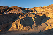 Farbenfrohe erodierte Badlands der Artist's Palette bei Sonnenuntergang im Death Valley National Park in Kalifornien