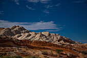 Sterne über dem bunten, mondbeschienenen Sandstein in der White Pocket Recreation Area, Vermilion Cliffs National Monument, Arizona
