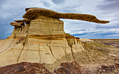 Der King of Wings, ein sehr zerbrechlicher Sandstein-Hoodoo in den Badlands des San Juan Basin in New Mexico, mit Gewitterwolken im Hintergrund