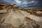 Sandsteinfelsen auf Hoodoos in den farbenfrohen Lehmhügeln in den Badlands des San Juan Basin in New Mexico