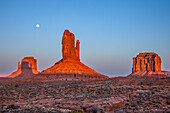 Schatten des West Mitten projiziert auf den East Mitten bei Sonnenuntergang im Monument Valley Navajo Tribal Park in Arizona. Dieses Phänomen tritt zweimal im Jahr auf.