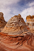 Farbenfroher erodierter Navajo-Sandstein in der White Pocket Recreation Area, Vermilion Cliffs National Monument, Arizona. Hier sind sowohl plastische Verformung als auch Querschichtung zu sehen.