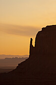 Pastellfarbener Himmel bei Sonnenaufgang hinter der East Mitten Butte im Monument Valley Navajo Tribal Park in Arizona