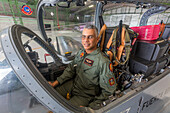 Ein Pilot der dominikanischen Luftwaffe im Cockpit eines Super Tucano-Kampfflugzeugs auf dem Luftwaffenstützpunkt San Isidro in der Dominikanischen Republik