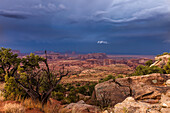 Stürmische Wolken bei Sonnenaufgang im Monument Valley Navajo Tribal Park in Arizona. Blick von Hunt's Mesa