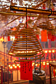 Brennende Weihrauchspiralen senden Gebete zum Himmel im Man Mo Tempel, einem buddhistischen Tempel in Hongkong, China