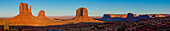 Sonnenuntergang auf dem Mittens und Merrick Butte im Monument Valley Navajo Tribal Park in Arizona. Spearhead Mesa, Elephant Butte, Camel Butte und Rain God Mesa sind rechts zu sehen.