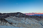 Monduntergang über den Panamint Mountains und dem Zabriskie Point im Death Valley National Park in Kalifornien