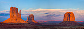 Schatten des West Mitten projiziert auf den East Mitten bei Sonnenuntergang im Monument Valley Navajo Tribal Park in Arizona. Dieses Phänomen tritt zweimal im Jahr auf.