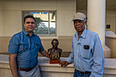 Vater und Sohn, beide mit Namen Jose Ramon Rotelini, bei einer ihrer Skulpturen in Santo Domingo, Dominikanische Republik
