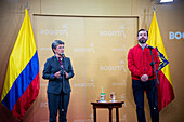 Bogotas Bürgermeisterin Claudia Lopez (L) und der gewählte Bürgermeister Carlos Fernando Galan (R) während einer Pressekonferenz nach einem Treffen zwischen Bogotas Bürgermeisterin Claudia Lopez und dem gewählten Bürgermeister Carlos Fernando Galan in Bogota, Kolumbien, 30. Oktober 2023