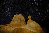 Sternspuren, die um den Nordstern über den South Coyote Buttes im Vermilion Cliffs National Monument in Arizona kreisen