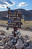 Das Straßenschild für Teakettle Junction, bedeckt mit Teekesseln, im Death Valley National Park, Mojave-Wüste, Kalifornien