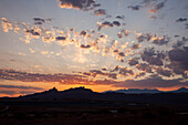 Sonnenaufgangswolken über den La Sal Mountains und der Canyonlandschaft bei Moab, Utah