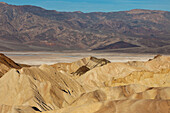 Erodierte Badlands der Furnace Creek Formation am Zabriskie Point im Death Valley National Park in Kalifornien