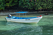 Ein kleines touristisches Ausflugsboot in der Bahia de Las Galeras auf der Halbinsel Samana in der Dominikanischen Republik