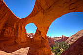 Spiderweb Arch, ein großer natürlicher Doppelbogen im Monument Valley Navajo Tribal Park in Arizona