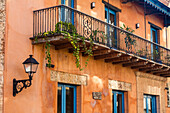 Straßenlampe und Balkon in der alten Kolonialstadt Santo Domingo, Dominikanische Republik. Eine UNESCO-Weltkulturerbestätte in der Dominikanischen Republik