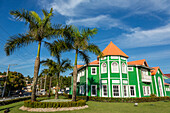 Bunt gestrichene Gebäude im touristischen Einkaufszentrum Pueblo Principe in Samana, Dominikanische Republik