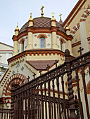 Eine Kuppel und ein Kreuz auf der Kirche St. Nikolaus in der Altstadt von Vilnius, Litauen. Sie ist die älteste Kirche in Litauen. Ein UNESCO-Weltkulturerbe