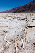 Salzpolygone im Badwater Basin in der Mojave-Wüste im Death Valley National Park, Kalifornien