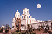 Mission San Xavier del Bac, Tucson Arizona mit Mond. Erbaut im Barockstil mit maurischer und byzantinischer Architektur