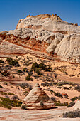 Eine tipi-förmige Sandsteinfelsformation in der White Pocket Recreation Area, Vermilion Cliffs National Monument, Arizona