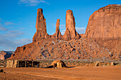 Eine traditionelle Navajo-Hütte vor den Three Sisters im Monument Valley Navajo Tribal Park in Arizona