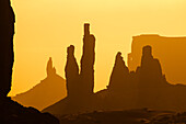 Teleaufnahme des Totempfahls, Yei Bi Chei & Rooster Rock / Butte im Monument Valley Navajo Tribal Park in Arizona