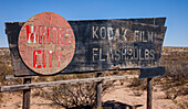 Ein verfallenes Schild in der Nähe von Whites City, New Mexico, das für Kodak Film wirbt. Whites City ist das Tor zum Carlsbad Caverns National Park