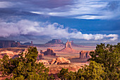 Stürmischer Sonnenaufgang im Monument Valley Navajo Tribal Park in Arizona. Blick von Hunt's Mesa