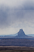 Shiprock ist ein vulkanischer Basaltmonolith im Navajo-Reservat in der Nähe der Stadt Shiprock, New Mexico. Virga ist der Name für diese Regenschlieren, die verdunsten, bevor sie den Wüstenboden erreichen