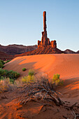 Erstes Licht auf den Totempfahl mit gewelltem Sand im Monument Valley Navajo Tribal Park in Arizona