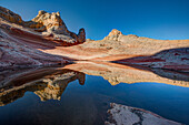 Die Zitadelle spiegelt sich in einem flüchtigen Wasserbecken in der White Pocket Recreation Area, Vermilion Cliffs National Monument, Arizona