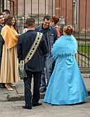 Braut und Bräutigam vor der Hochzeitszeremonie vor der Allerheiligenkirche in der Altstadt von Vilnius, Litauen. Ein UNESCO-Weltkulturerbe